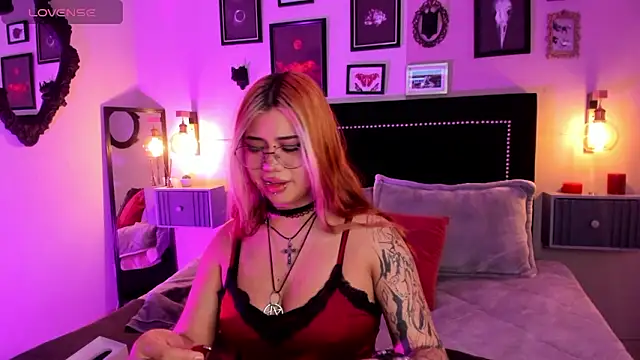 Snapshot of pinkk_deemon chatting on March 10, 2026, 12:54 pm pinkk deemon online show from March 10, 2026, 12:54 pm