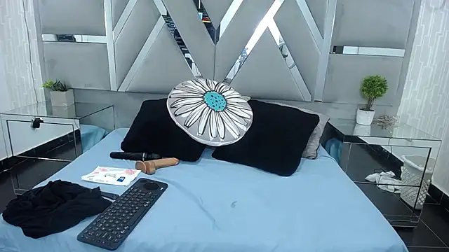 MonzerratBoyer online show from January 11, 2026, 7:19 pm