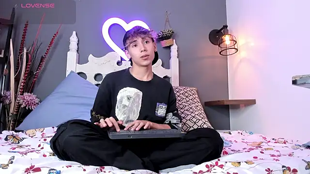 Twinkie Hung online show from September 8, 2025, 2:16 pm