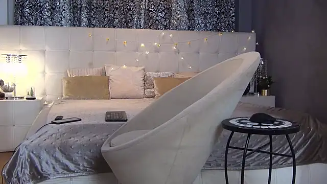 LadyValeriaXO online show from December 20, 2025, 12:23 pm