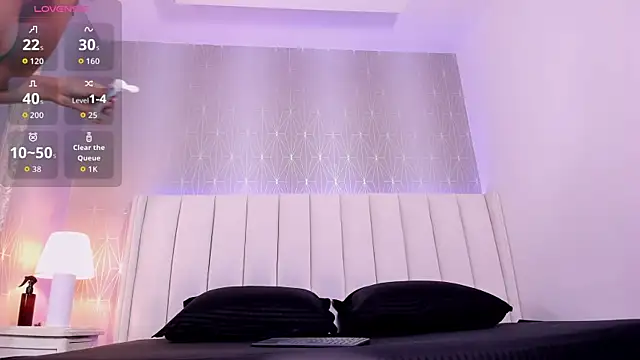 Mia-Medina online show from April 17, 2026, 8:01 pm