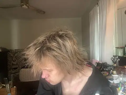 XanderOzzz online show from May 4, 2026, 8:27 pm