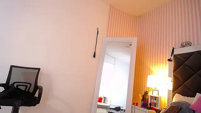 ViictoriaJones  online show from October 27, 2025, 1:15 pm