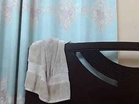 smallcuute online show from September 16, 2025, 9:49 pm