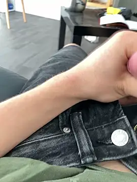 Snapshot of Loulou_2007 chatting on October 1, 2025, 8:31 am Loulou 2007 online show from October 1, 2025, 8:31 am