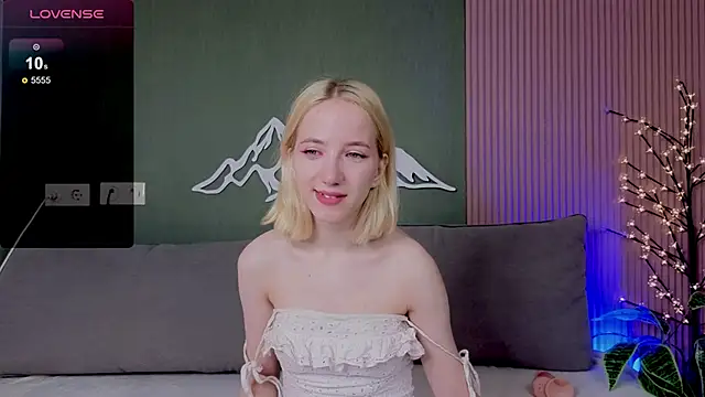 EmmaNovak online show from September 29, 2025, 12:10 pm