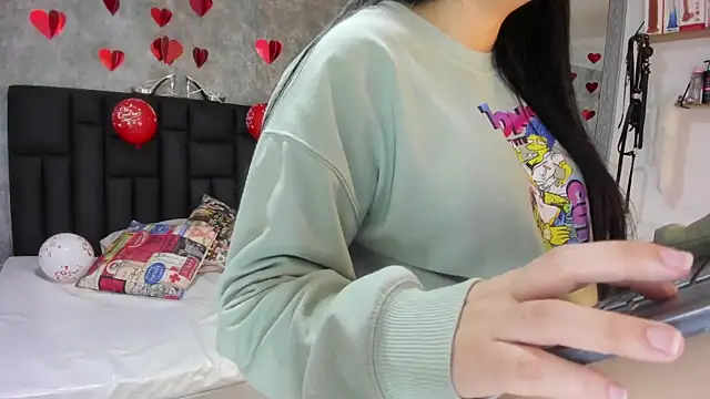 crystaldarliing online show from February 12, 2026, 1:17 pm