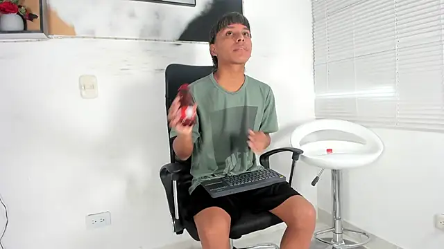 tyler twink boy online show from September 27, 2025, 1:05 pm