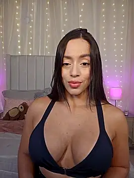 Snapshot of AriadnaTaylor chatting on May 8, 2026, 6:35 pm AriadnaTaylor online show from May 8, 2026, 6:35 pm