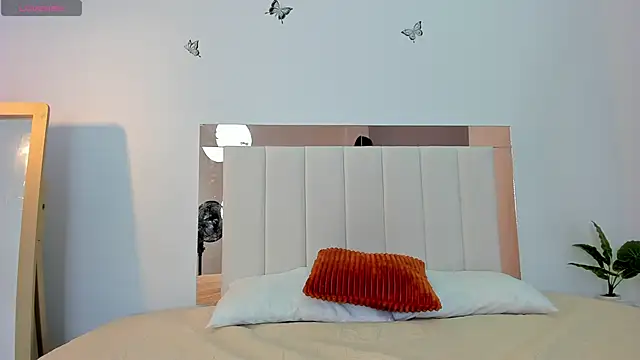 Doll Isa  online show from January 14, 2026, 6:35 pm