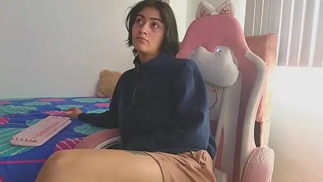 Crystal Star  online show from November 3, 2025, 1:34 pm