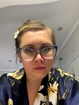 Crystal00Girl online show from November 2, 2025, 12:29 pm