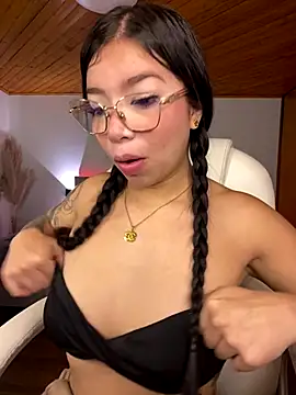 Maddy Piink online show from November 23, 2025, 7:57 pm