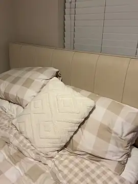 Layla 20  online show from January 14, 2026, 8:47 pm