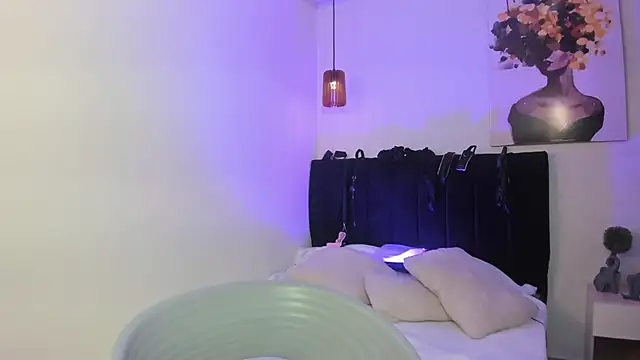 elisabethflores online show from October 30, 2025, 1:56 pm