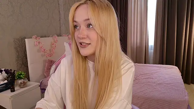 Snapshot of HeyMonkey_ chatting on December 5, 2025, 12:36 pm HeyMonkey online show from December 5, 2025, 12:36 pm