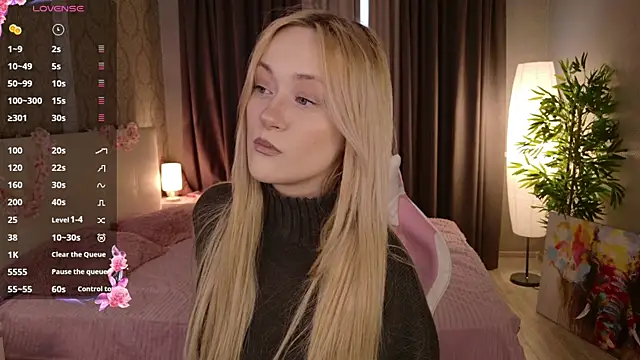 Snapshot of HeyMonkey_ chatting on December 15, 2025, 12:42 pm HeyMonkey online show from December 15, 2025, 12:42 pm