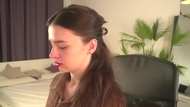 Olivia Farrell online show from November 15, 2025, 12:45 pm