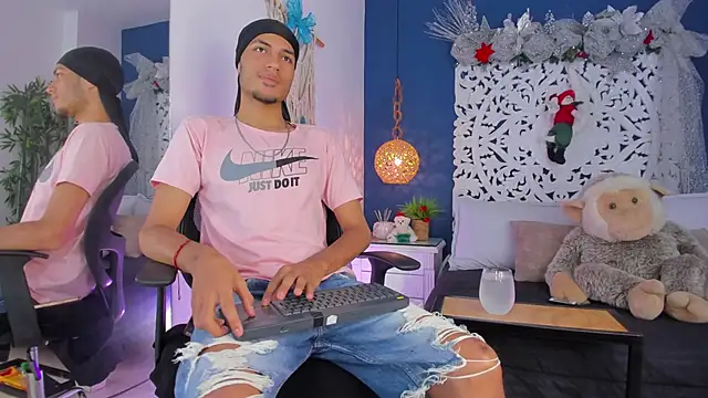 Adonis WB online show from December 4, 2025, 8:28 pm