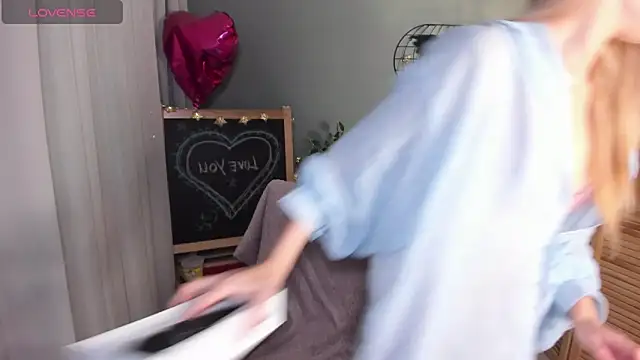 mishapallmer online show from October 2, 2025, 1:45 am