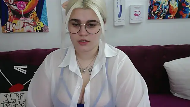 Snapshot of Amber_Monro chatting on October 3, 2025, 1:35 am Amber Monro online show from October 3, 2025, 1:35 am