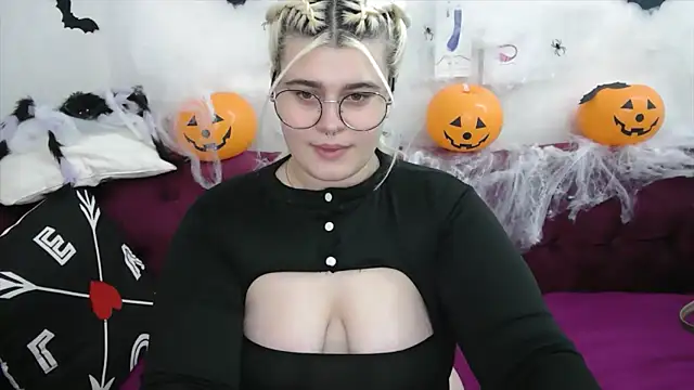 Snapshot of Amber_Monro chatting on October 21, 2025, 2:12 am Amber Monro online show from October 21, 2025, 2:12 am