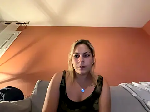 minettedusud online show from October 7, 2025, 9:23 pm