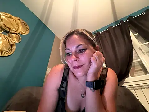 minettedusud online show from October 16, 2025, 7:53 am