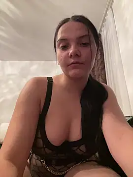 Snapshot of Selena_y chatting on May 28, 2026, 8:39 pm Selena y online show from May 28, 2026, 8:39 pm