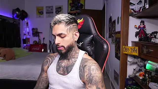 logan hugh8 online show from April 13, 2026, 8:03 pm