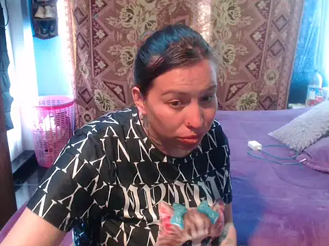 Snapshot of cloequeen15 chatting on April 21, 2026, 4:45 pm cloequeen15 online show from April 21, 2026, 4:45 pm