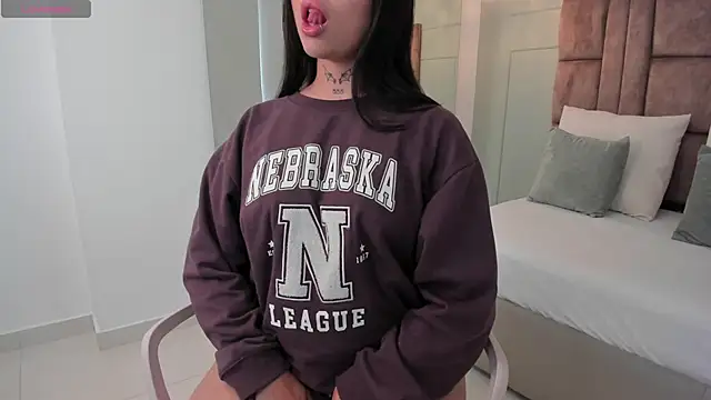 hannah miltonn online show from November 6, 2025, 9:37 pm