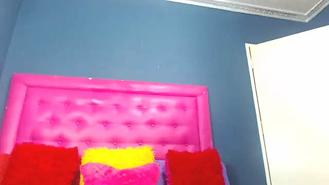 LoloQueen5 online show from February 18, 2026, 11:11 pm