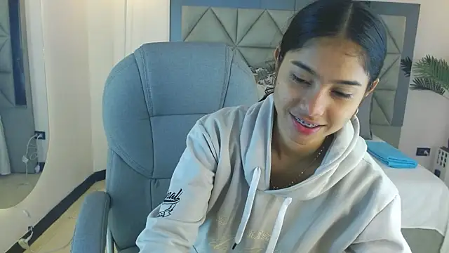 Milaa Star  online show from November 22, 2025, 4:11 am