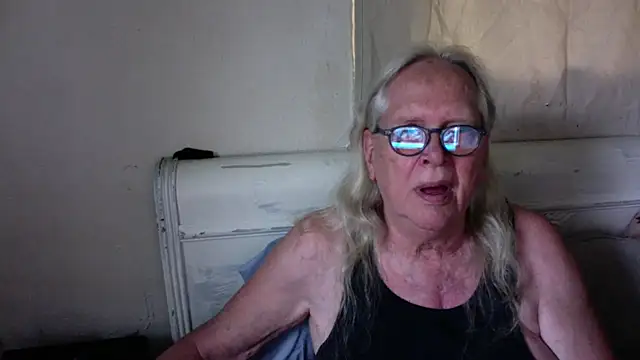 OldLadySara online show from July 18, 2026, 11:52 pm