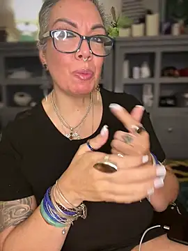 dieseldame1313 online show from February 5, 2026, 3:22 am