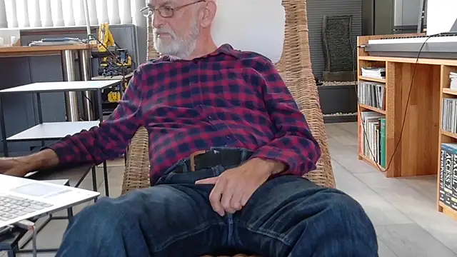 ewaldwillems99 online show from October 15, 2025, 1:22 pm