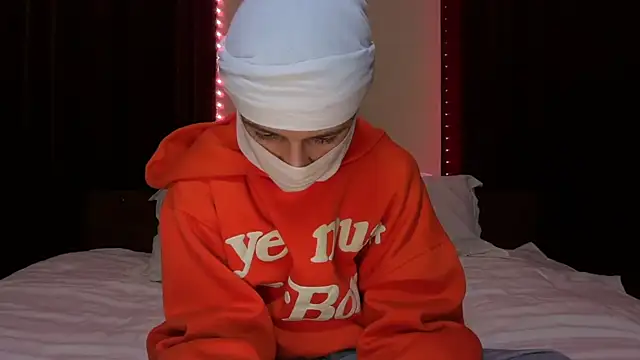 holydirt luxeno1 online show from September 22, 2025, 5:37 pm