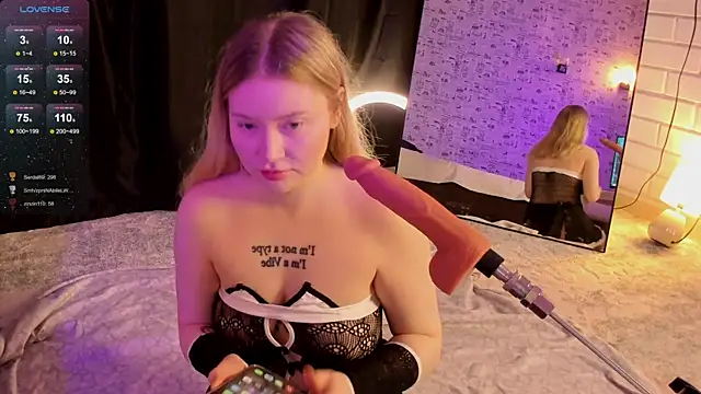 Lillie Berry online show from December 4, 2025, 4:33 am