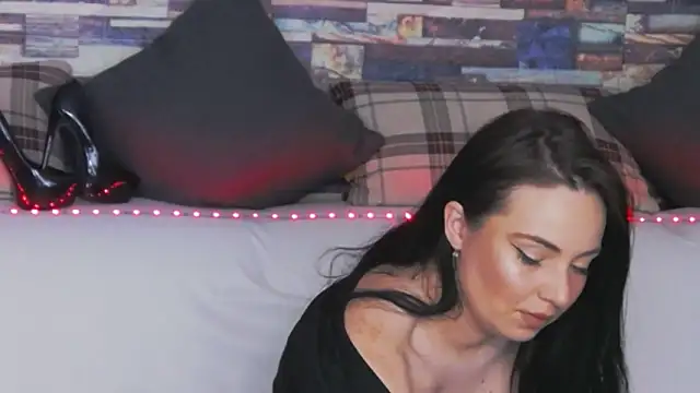 Snapshot of GrayLunna chatting on April 13, 2026, 2:39 am GrayLunna online show from April 13, 2026, 2:39 am