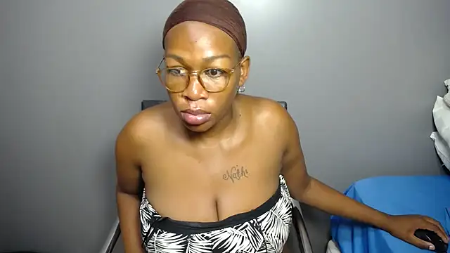 Snapshot of Ozimpho chatting on February 6, 2026, 12:48 am Ozimpho online show from February 6, 2026, 12:48 am