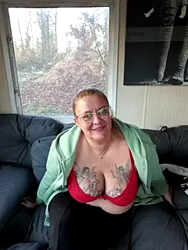 Snapshot of Misspapillon1840 chatting on December 3, 2025, 8:12 am Misspapillon1840 online show from December 3, 2025, 8:12 am