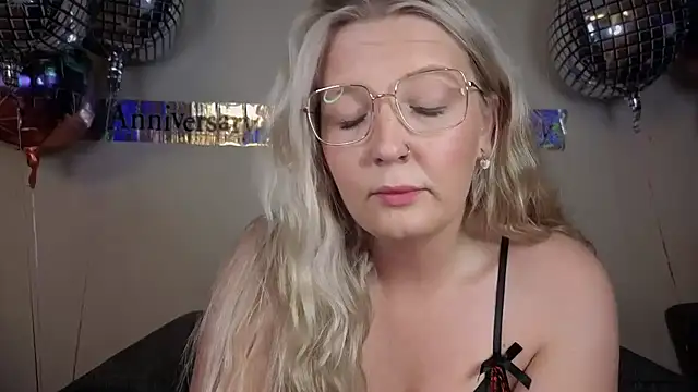 Daisyxoxo  online show from September 20, 2025, 7:04 pm