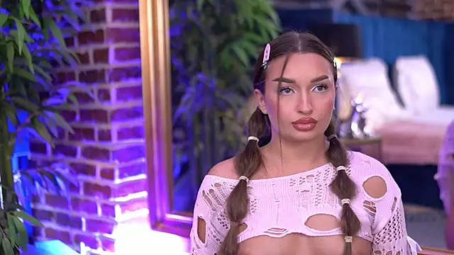 MillaSerene online show from November 7, 2025, 6:46 am