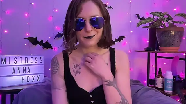 Snapshot of mistressannafoxx chatting on November 3, 2025, 6:20 pm mistressannafoxx online show from November 3, 2025, 6:20 pm