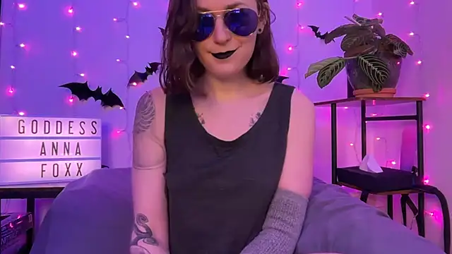 Snapshot of mistressannafoxx chatting on December 18, 2025, 9:43 pm mistressannafoxx online show from December 18, 2025, 9:43 pm