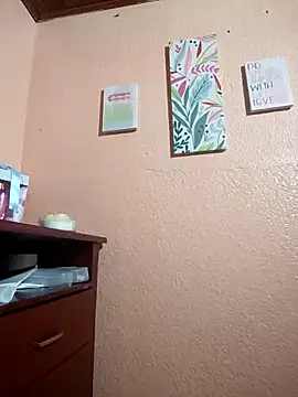 Mia-Glow online show from November 11, 2025, 12:27 pm