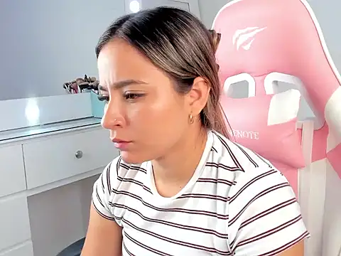 Snapshot of Saloome_miller chatting on October 17, 2025, 4:04 am Saloome miller online show from October 17, 2025, 4:04 am