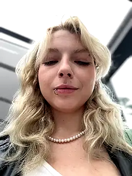 EveLittleSinner online show from September 18, 2025, 7:43 am