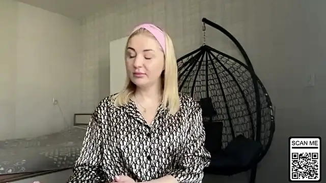 Snapshot of Blondie_xoxoxo chatting on May 5, 2026, 6:43 am Blondie xoxoxo online show from May 5, 2026, 6:43 am